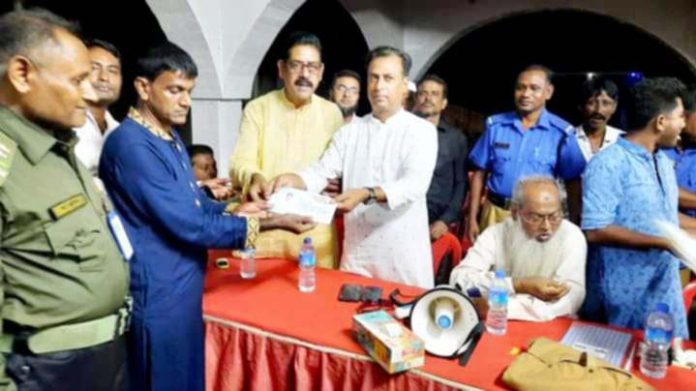 মান্দায় কেন্দ্রীয় বিএনপি নেতার পূজা মন্ডপ পরিদর্শন