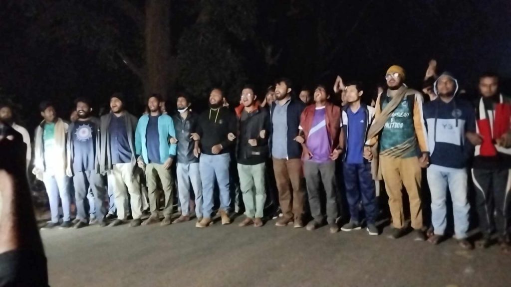 আইনজীবী সাইফুল হ'ত্যার প্রতিবাদ ও ইসকন নিষিদ্ধের দাবিতে জাবিতে বিক্ষোভ