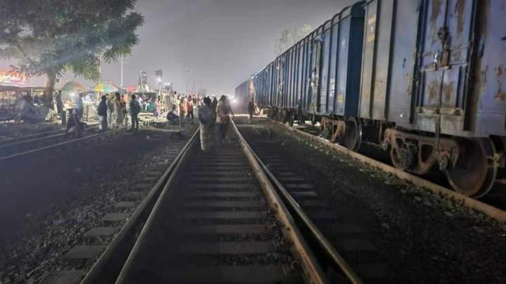 ঈশ্বরদীতে মালবাহী ট্রেনের বগি লাইনচ্যুত