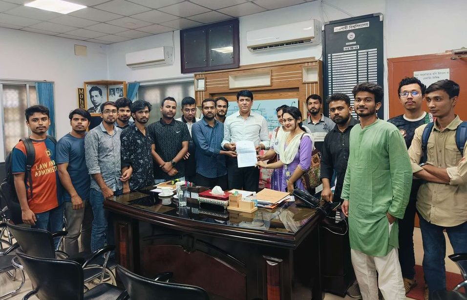 ক্যাম্পাসে পোস্টার সাঁটানোর নির্দিষ্ট স্থানের দাবি জানিয়ে রাবি ছাত্রদলের স্মারকলিপি