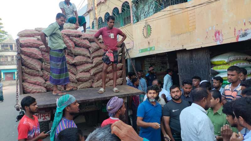 জয়পুরহাটে অতিরিক্ত মূল্যে আলুর বীজ বিক্রির অভিযোগে দুই ব্যবসায়ীকে জরিমানা