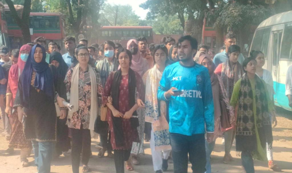জাবি ছাত্রীর মৃত্যুতে মামলা, তদন্ত কমিটি গঠন ও ব্যাটারিচালিত যান বন্ধ