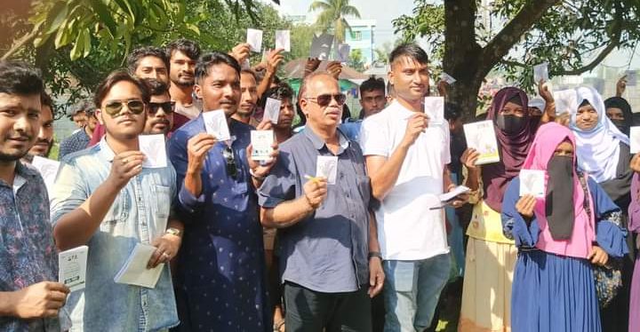 নীলফামারীতে শিক্ষার্থীদের সাথে কেন্দ্রীয় ছাত্রদলের মতবিনিময় ও লিফলেট বিতরণ