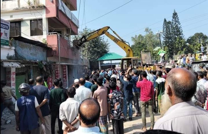 পঞ্চগড়ে রাস্তা উপর অবৈধ স্থাপনা উচ্ছেদ অভিযান