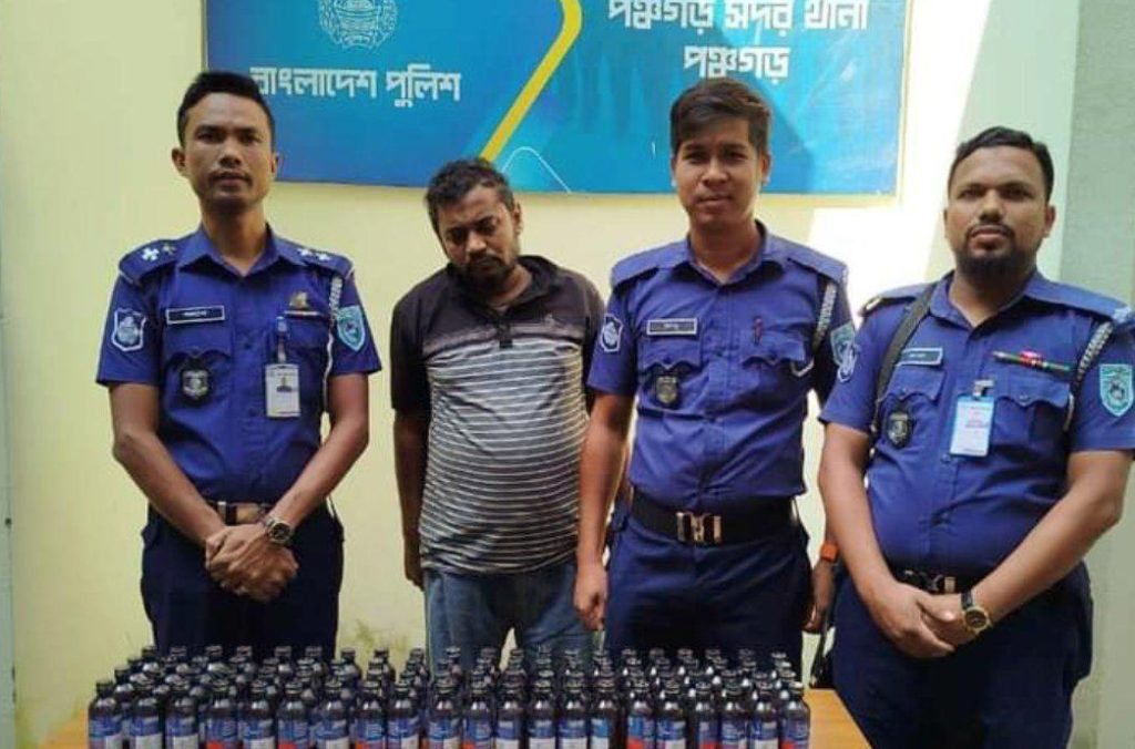 পঞ্চগড়ে ৮৪ বোতল ফেনসিডিল ও নগদ অর্থ সহ মাদক ব্যবসায়ী আটক