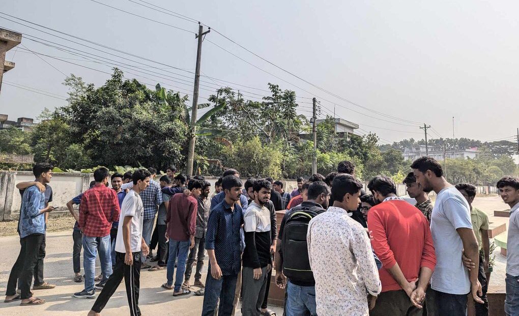 পবিপ্রবিতে রাতভর র‍্যাগিংয়ের প্রতিবাদে ক্লাস বর্জন