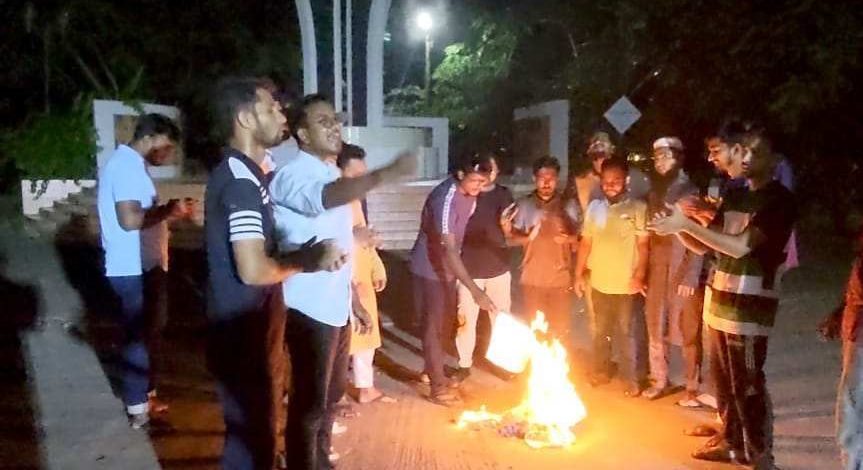প্রথম আলো ও ডেইলি স্টার পুড়িয়ে নোবিপ্রবিতে বিক্ষোভ