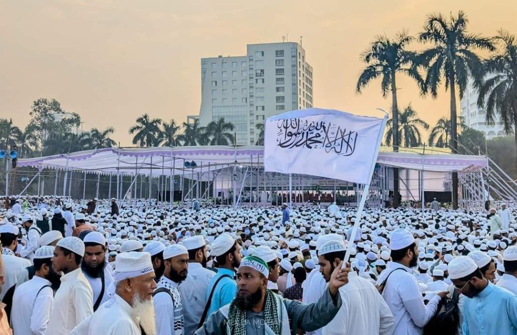 ভোর থেকেই জনসমুদ্রে রূপ নিল সোহরাওয়ার্দী উদ্যান