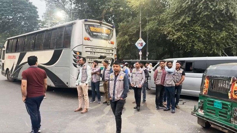 মধ্যরাত থেকে শাহাবাগ-ঢাবি ক্যাম্পাসে গাড়ি ভর্তি অপরিচিত মানুষের আনাগোনা