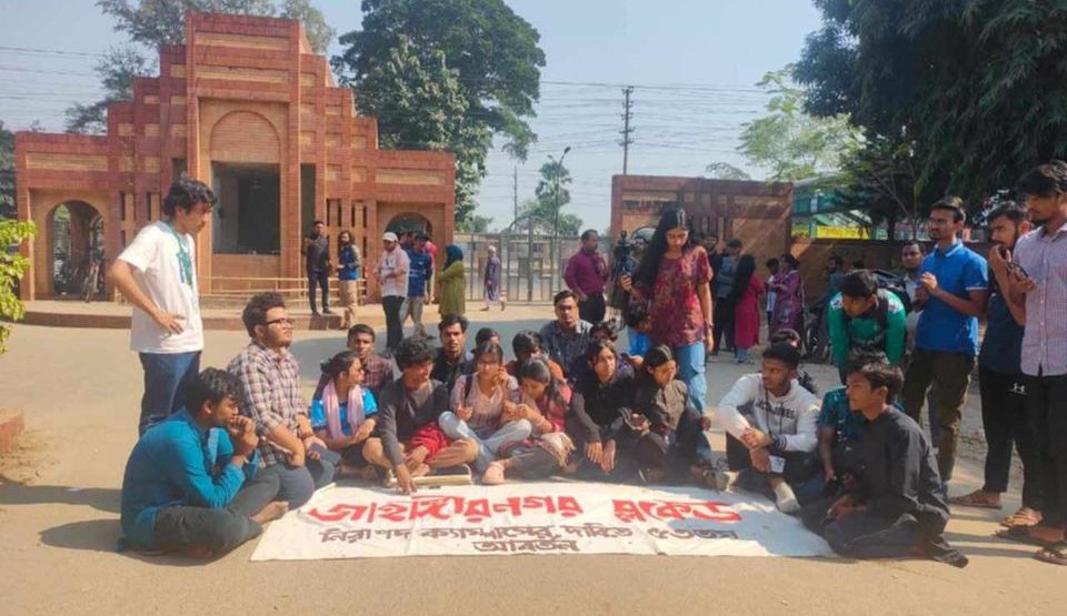 শিক্ষার্থীর মৃত্যুতে জাবিতে শোক পালন, শিক্ষার্থীদের ১১ দফা/শাটল বাস চালুর ঘোষণা