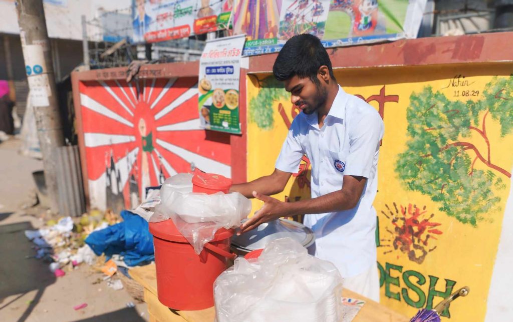 স্কুলের পোশাক পড়েই জীবন সংগ্রামে শিক্ষার্থী ফাহিম