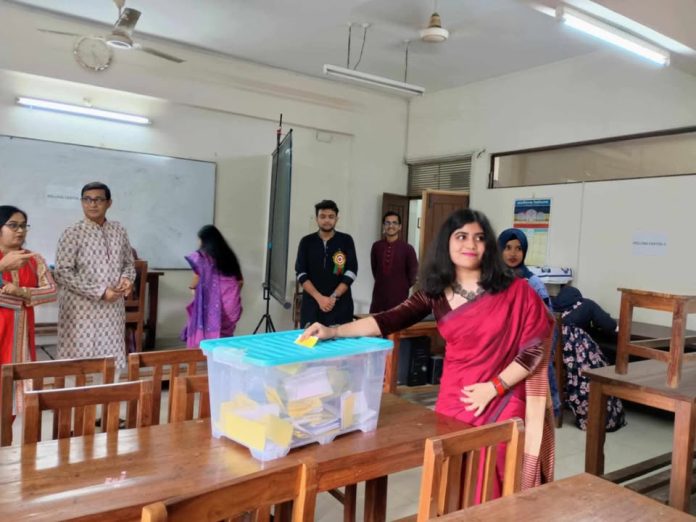 জাবিতে উৎসবমুখর পরিবেশে চলছে প্রাণরসায়ন ও অনুপ্রাণ বিজ্ঞান বিভাগের ছাত্র সংসদ নির্বাচন