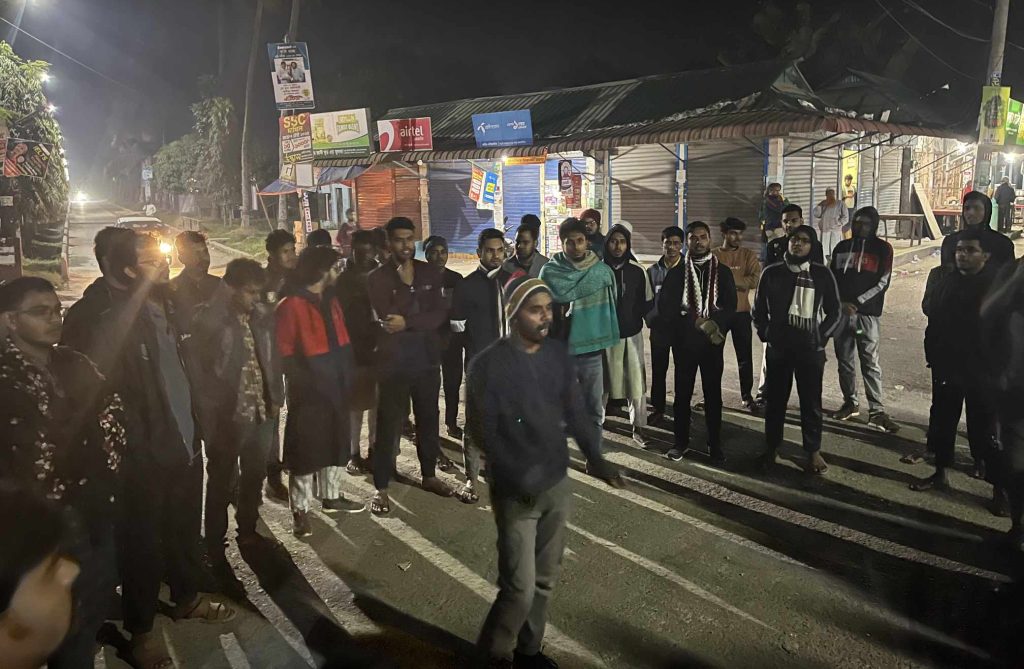 ইন্ডিয়ার আগরতলায় বাংলাদেশ দূতাবাসে হামলার প্রতিবাদে বাকৃবিতে বিক্ষোভ