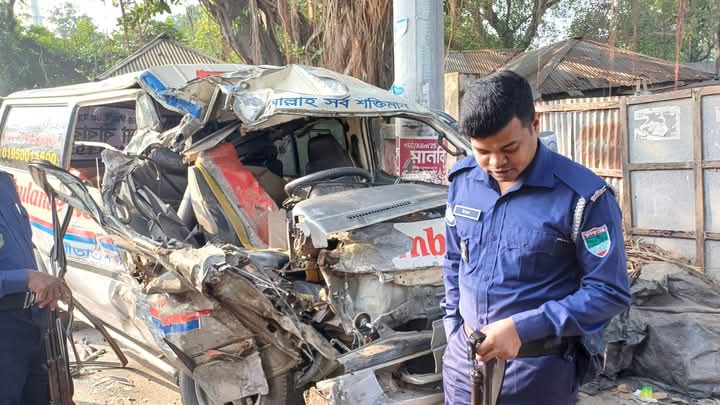 ঈশ্বরদীতে ট্রাক-এ্যাম্বুলেন্স মুখোমুখি সংঘর্ষ