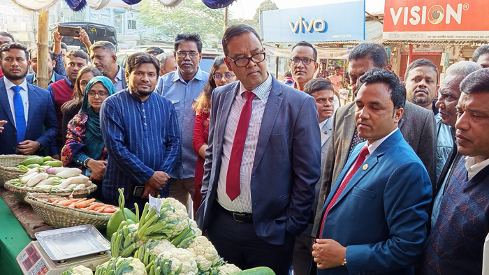 ঊর্ধ্বগতি রোধে মান্দায় ন্যায্যমূল্যে পণ্য বিক্রয় উদ্বোধন