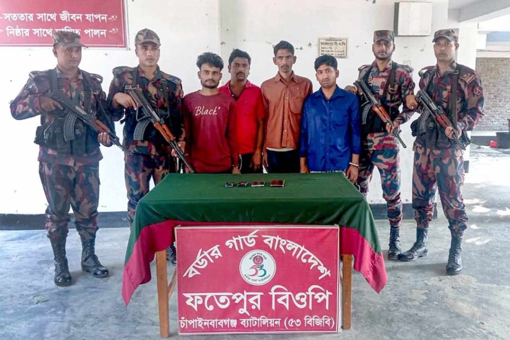 চাঁপাইনবাবগঞ্জের ফতেপুর সীমান্তে ৪ বাংলাদেশী আটক