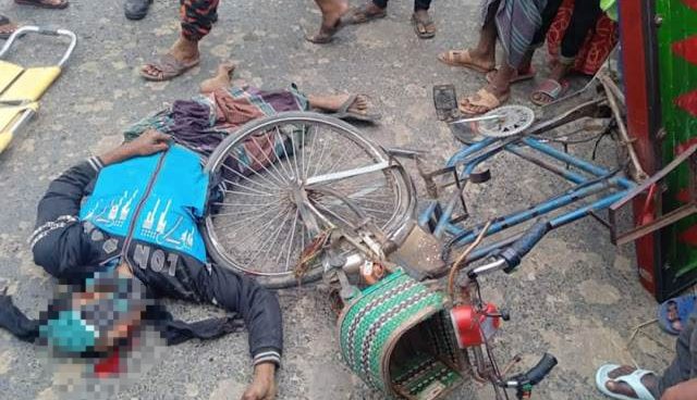 চাঁপাইনবাবগঞ্জে পৃথক সড়ক দূর্ঘটনায় ট্রাক কেড়ে নিল পিতা-পূত্রসহ ৪ জনের প্রাণ
