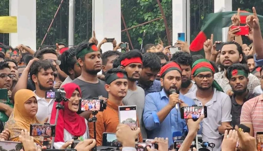 নানা নাটকীয়তা পিছিয়ে এসেছে ‘জুলাই অভ্যুত্থানের ঘোষণাপত্র’