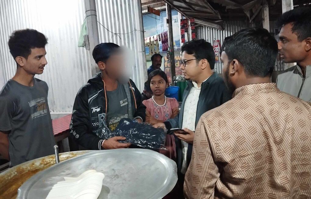 জাবিতে দোকান মালিক-কর্মচারীদের শীতবস্ত্র বিতরণ ছাত্রশিবিরের