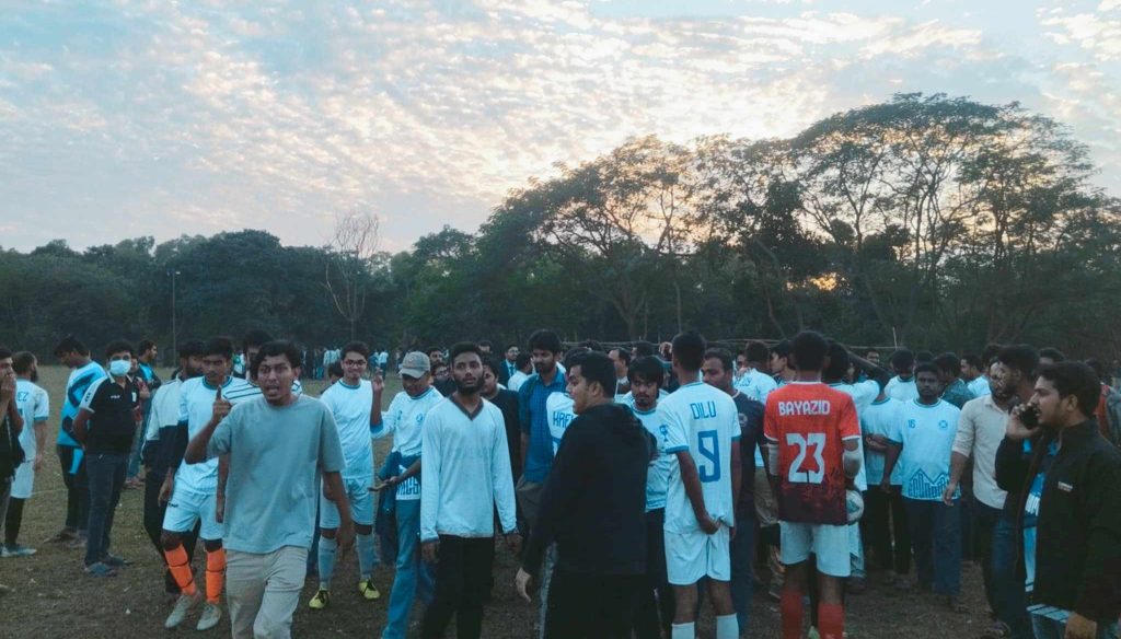 জাবিতে ফুটবল খেলাকে কেন্দ্র করে শিক্ষার্থী কর্তৃক শিক্ষককে মারতে আসার অভিযোগ