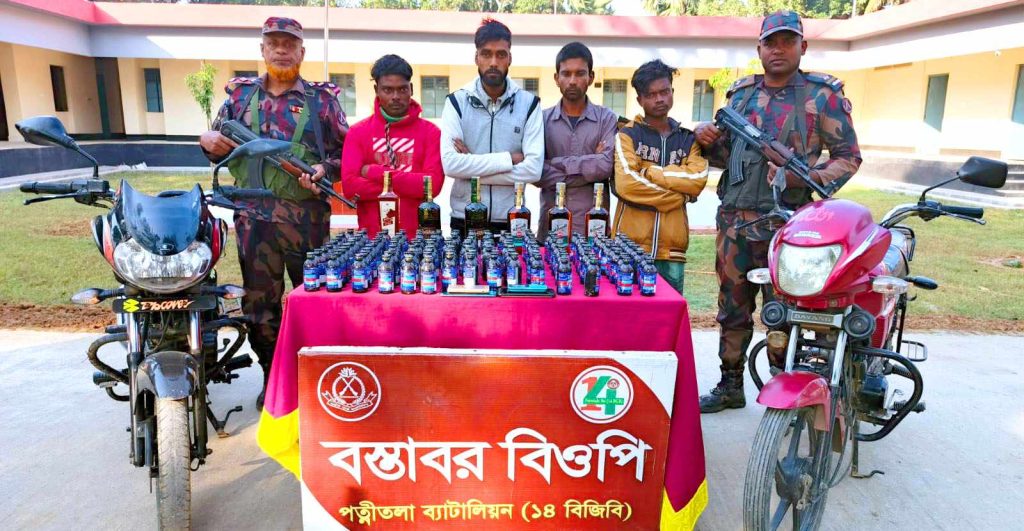 নওগাঁ সীমান্তে বিজিবি’র অভিযানে বিপুল পরিমাণ মাদকসহ ৪জন আটক