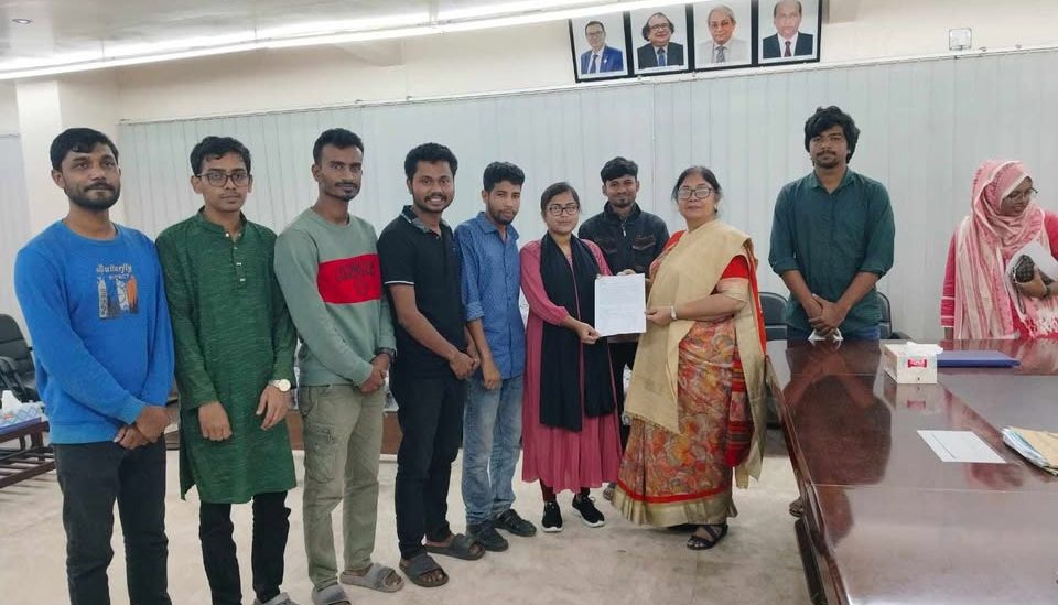 নারীদের স্বাস্থ্যের সুরক্ষায় ভিসি বরাবর স্বারক লিপি প্রদান ববি ছাত্রদলের