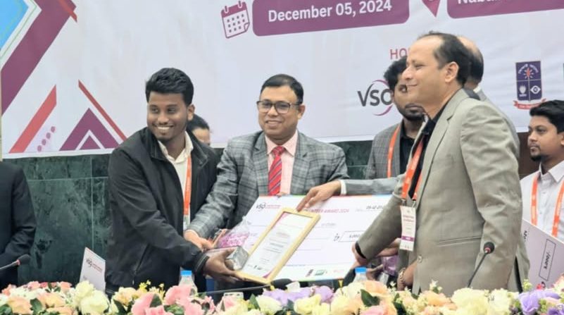 ন্যাশনাল বেস্ট ভলিন্টিয়ার এওয়ার্ড পেলেন নজরুল বিশ্ববিদ্যালয়ের সুমন আচার্য্য