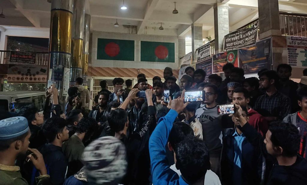ভারতে সহকারী হাই-কমিশনে হামলার প্রতিবাদে উত্তাল ববি ক্যাম্পাস