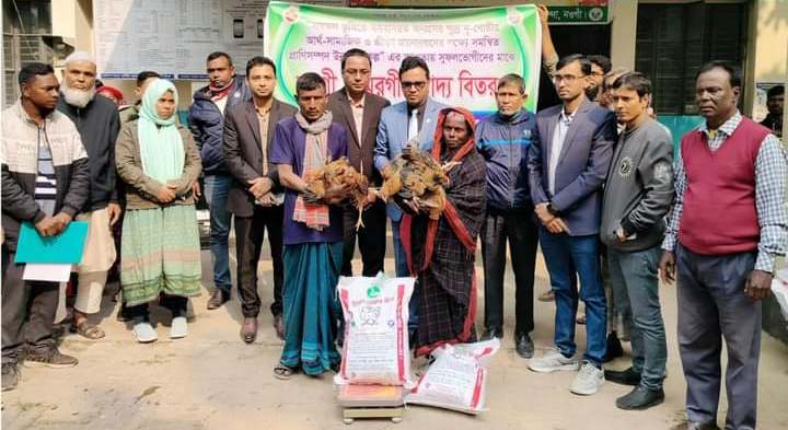 মান্দায় আর্থ-সামাজিক ও জীবন মানন্নোয়নের লক্ষে ক্ষুদ্র নৃগোষ্ঠী পরিবারের মাঝে মুরগি ও খাবার বিতরণ