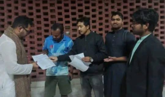 ৬ দফা দাবিতে 'জাহাঙ্গীরনগর সংস্কার আন্দোলনের' লিফলেট বিতরণ ও গণসংযোগ অনুষ্ঠিত