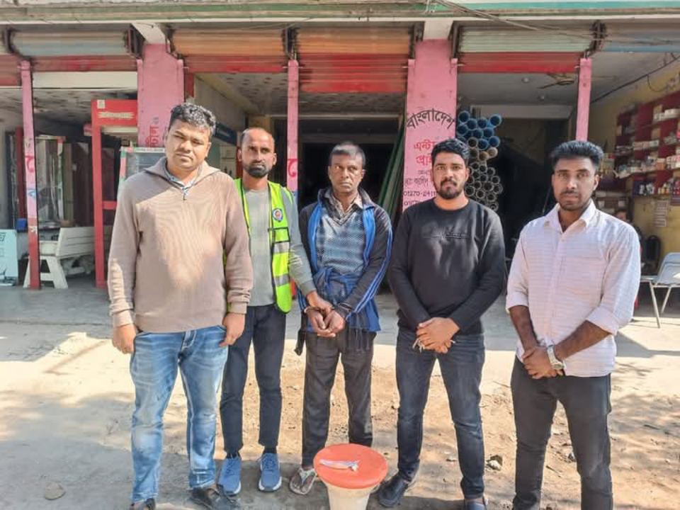 ‎ঈশ্বরদীতে হেরোইন ও ইয়াবাসহ মাদক ব্যবসায়ী আটক