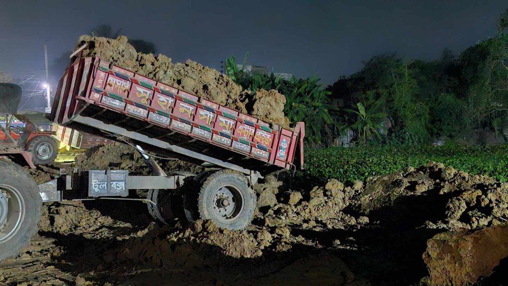 প্রশাসনকে ম্যানেজ করে ফসলী জমি কেটে রাতের অন্ধকারে পুকুর ভরাট