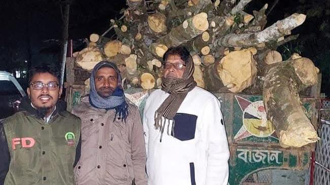 কুলাউড়ায় আগর কাঠ বোঝাই ট্রাক জব্দ