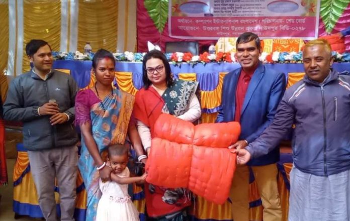 নবাবগঞ্জে শিশুদের মাঝে বড় দিনের উপহার বিতরণ