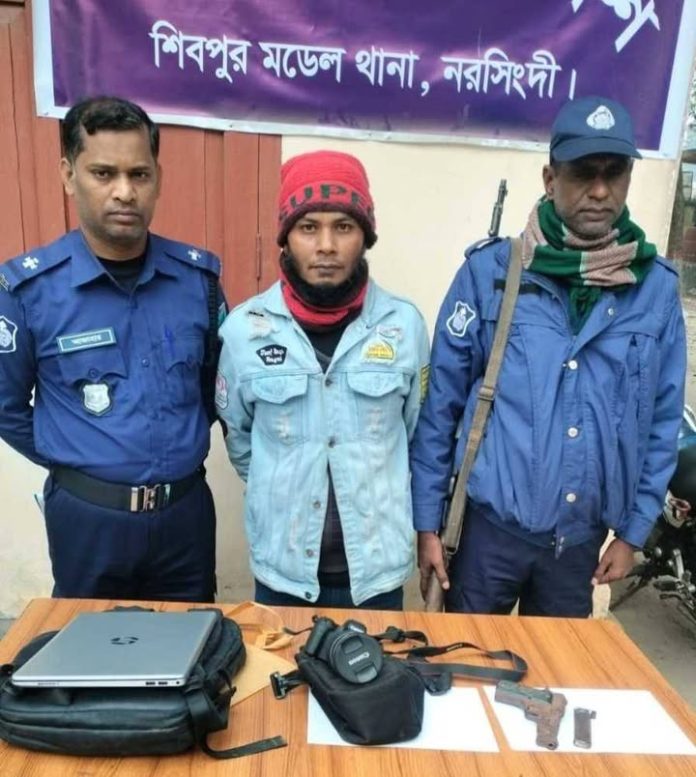 নরসিংদীতে ডাকাত গ্রেপ্তার, অস্ত্রসহ লুট করা মালামাল উদ্ধার