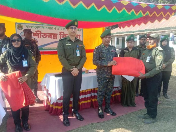 নীলফামারীতে আনসার ও ভিডিপির সদস্যদের মাঝে শীতবস্ত্র বিতরণ