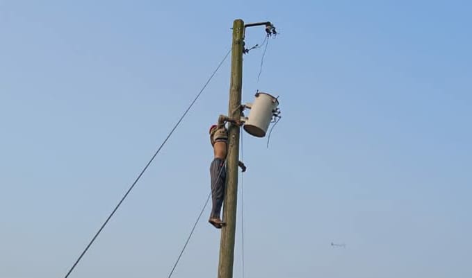 আদমদীঘিতে বৈদ্যুতিক খুঁটিতে চোরের মরদেহ