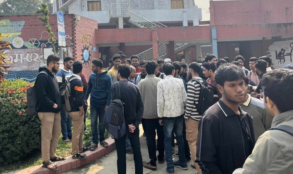 আশ্বাস, ভরসা না পেয়ে ক্ষুব্ধ বাকৃবির ফুড ইঞ্জিনিয়ারিং এর শিক্ষার্থীরা