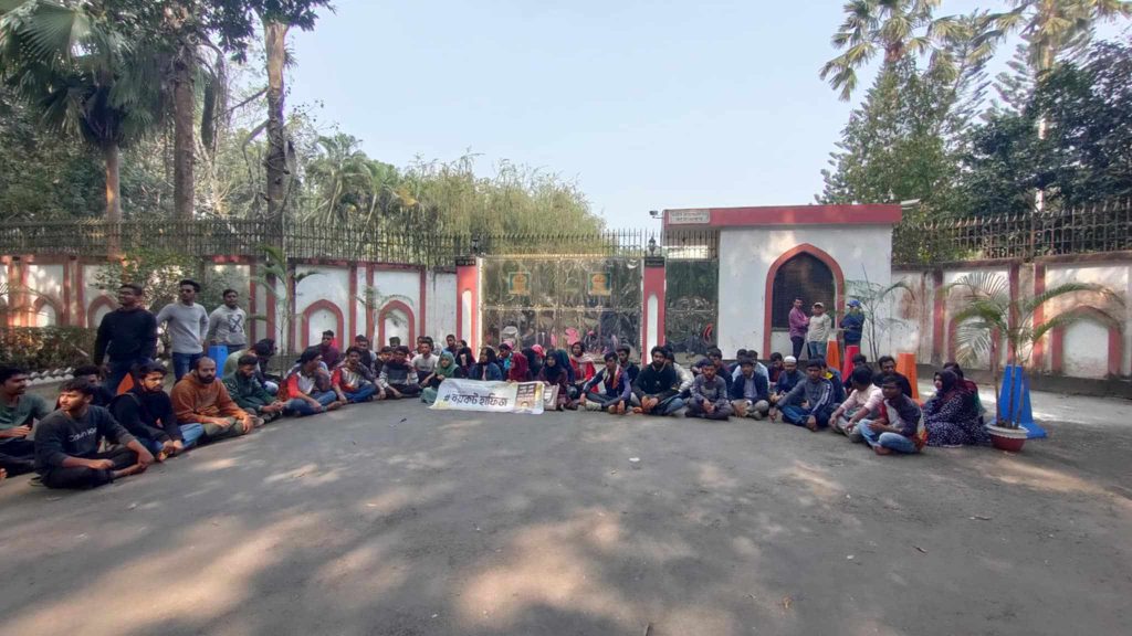 ইবিতে সমকামী-স্বৈরাচারী শিক্ষকের স্থায়ী বহিষ্কারের দাবিতে ভিসি বাসভবনের সামনে অবস্থান