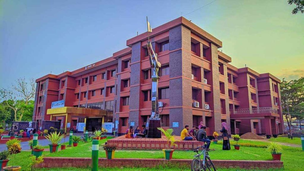 ক্যাম্পাস সংস্কার বাদ দিয়ে ফ্যাসিবাদ পুনর্বাসনে ব্যস্ত পবিপ্রবি প্রশাসন