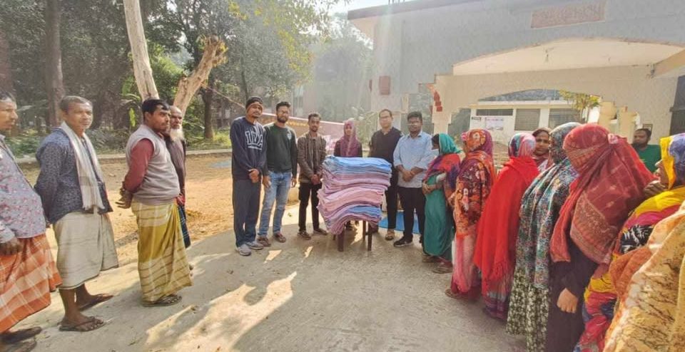 জাবিতে রাজশাহী জেলা ছাত্রকল্যাণ সমিতির শীতবস্ত্র বিতরণ