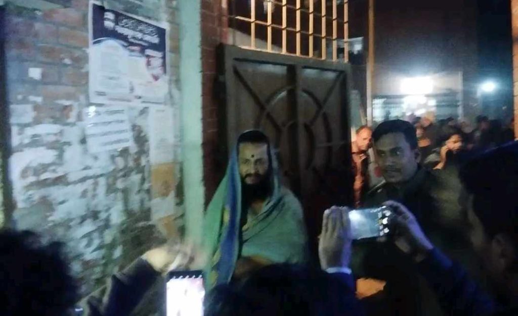 জাবির ছাত্রী হলে বহিরাগত যুবক আটক, জুতাপেটা করে পুলিশে সোপর্দ