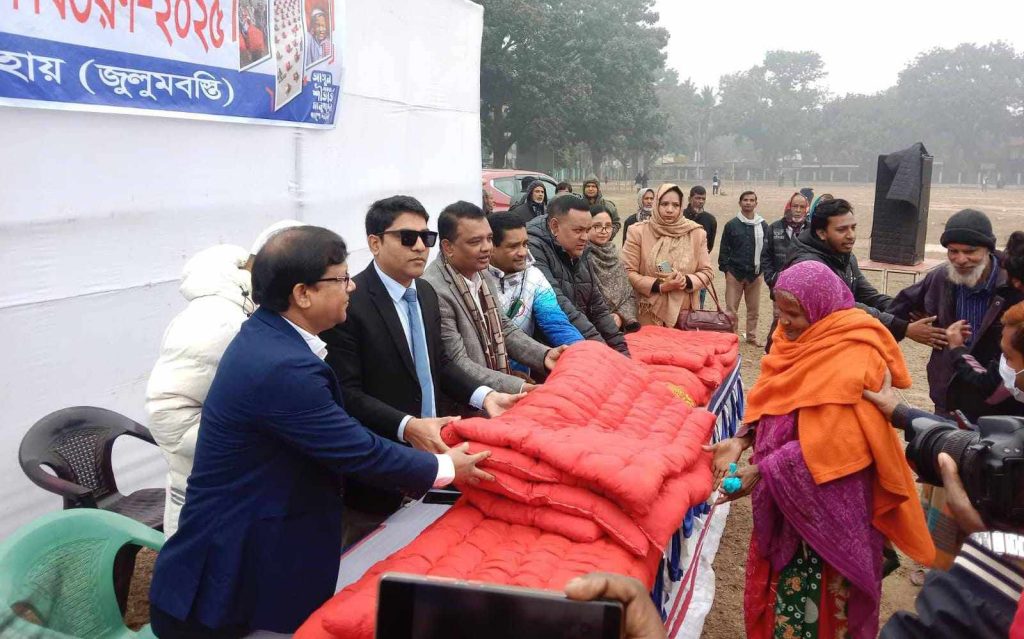 ঠাকুরগাঁওয়ে হতদরিদ্র ও অসহায় শীতার্ত ৪শ পরিবারের মাঝে লেপ বিতরণ