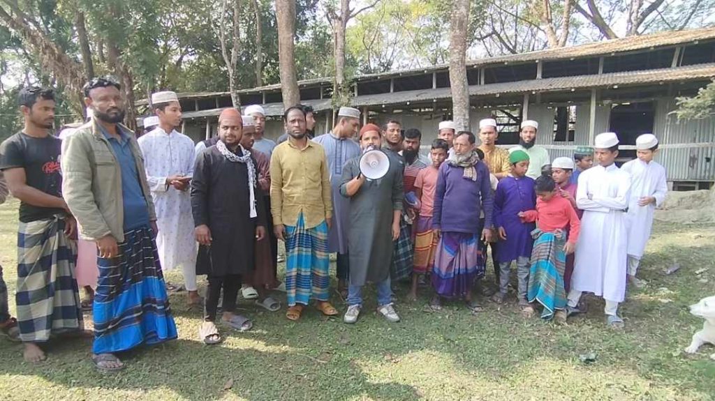 দড়িচর খাজুরিয়া ইউনিয়নের মাদ্রাসার স্থান পরিবর্তন না করার দাবিতে মানববন্ধন শিক্ষার্থী ও এলাকাবাসীর