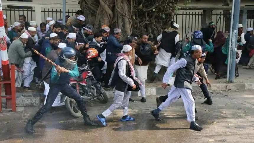 মাদ্রাসা শিক্ষক-শিক্ষার্থীদের উপর পুলিশি হামলার প্রতিবাদে জাবিতে বিক্ষোভ মিছিল 