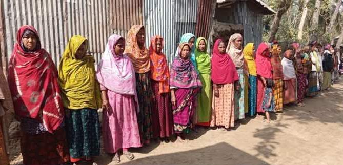 মান্দায় ভূমিদস্যুদের বিরুদ্ধে কৃষকের মানববন্ধন