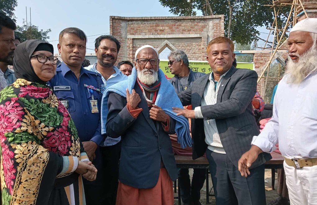 রুহিয়ায় ডা:বাতেন ও ডা: খাদিজা কল্যাণ ট্রাস্ট এর উদ্দ্যোগে কম্বল বিতরণ