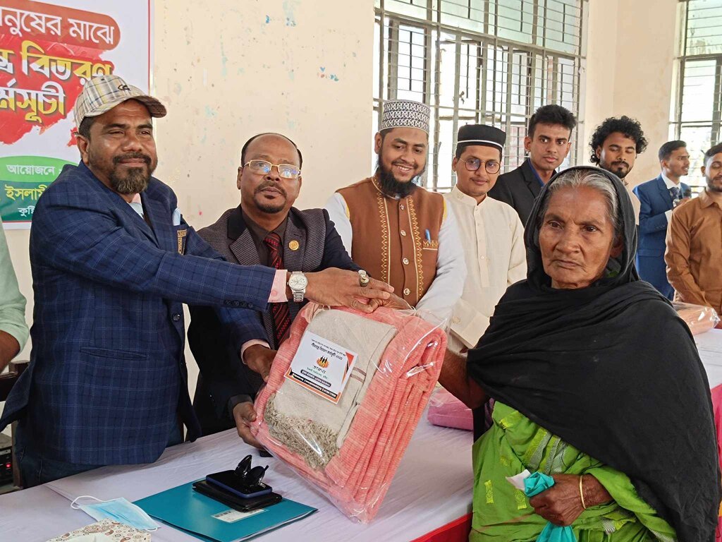 শীতার্ত মানুষের পাশে ইসলামী বিশ্ববিদ্যালয়ের ‘তারুণ্য’