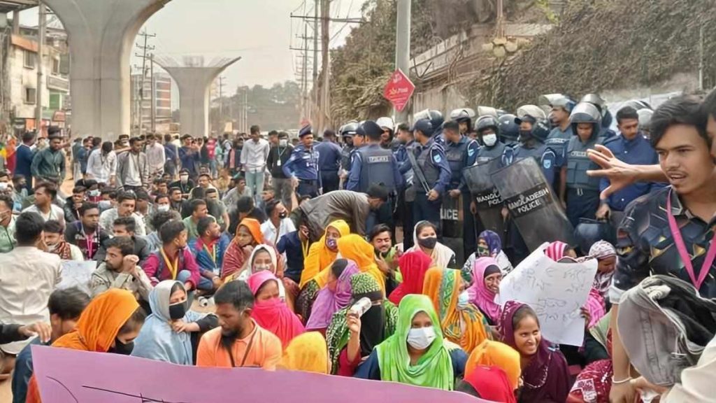 সাভারে পাওনা পরিশোধের দাবিতে শ্রমিকদের সড়ক অবরোধ