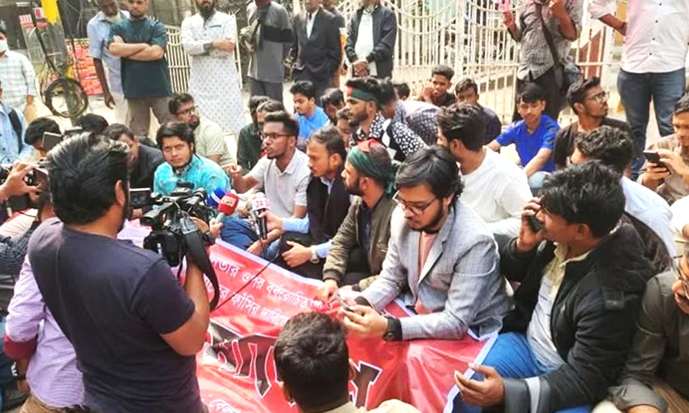 হাসিনার ফাঁসির দাবিতে আমরন অনশন